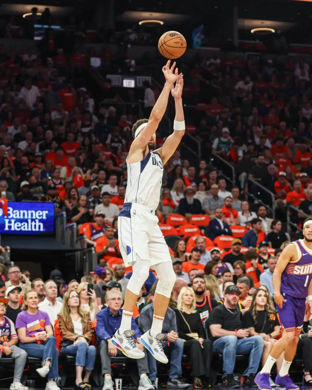 菲尼克斯太阳训练开放日,冲刺阶段门线救险引欢呼,NBA季后赛在即,年轻球员得到机会的简单介绍 菲尼克斯太阳训练开放日,冲刺阶段门线救险引欢呼,NBA季后赛在即,年轻球员得到机会的简单介绍