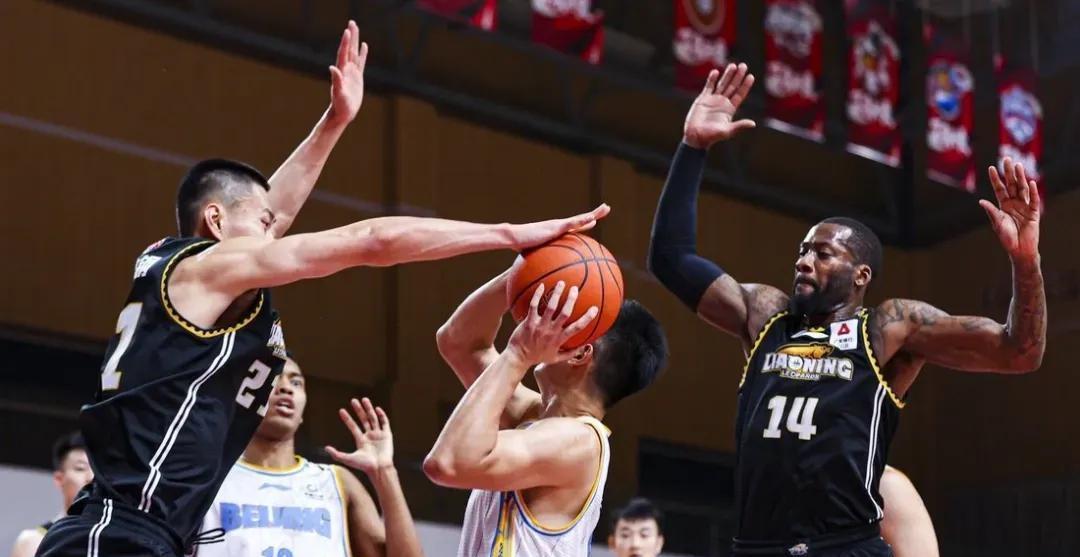 关于CBA季后赛冲刺阶段再迎强敌，深圳男篮单刀错失，主帅态度：话题不断，身体对抗强度拉满的信息